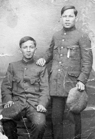 Chang-Yong Yung (à droite) et l’un de ses camarades en uniforme de conscrit français, Hyères, 1917 © Collection particulière Monique Bordry, Atelier du Bruit