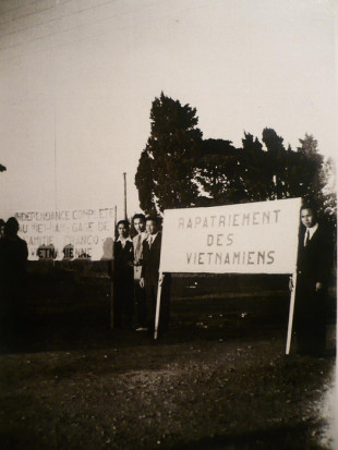 Manifestation pour le rapatriement et l'indépendance du Vietnam à Sorgues en 1945. © Collection Lê. Source : Liem-Khe LUGUERN