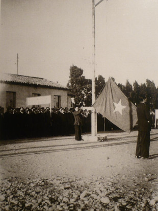 Salut aux couleurs à Sorgues en 1945 devant le drapeau de la République socialiste vietnamienne naissante. © Collection Lê. Source : Liem-Khe LUGUERN