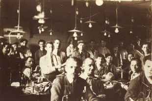 Samuel et Simon Wajsbrot posent avec d'autres ouvriers dans un atelier de casquettiers situé rue des Francs-Bourgeois à Paris, 4e arrt, le 15 avril 1926 © Mémorial de la Shoah/C.D.J.C./M.J.P./Coll. Jean Lescot