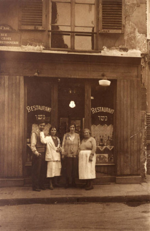 Un groupe d'hommes et de femmes pose devant le restaurant Lanzman situé rue Sainte Croix de la Bretonnerie à Paris, 4ème arrondissement. France, 1930 © Mémorial de la Shoah /C.D.J.C./ M.J.P./ Camille Leschgold