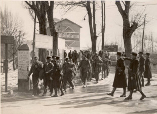 Retirada : groupe de miliciens déserteurs, sous escorte de garde mobile, conduit de Bourg-Madame à La Tour de Carol
