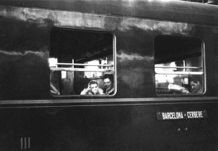 Isabelle et sa mère dans le train pour Barcelone (1954) © Musée national de l’histoire et des cultures de l’immigration