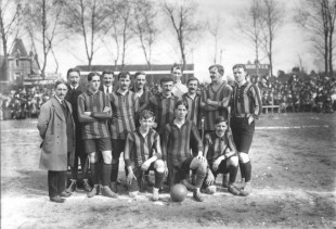 27 avril 1913. Rouen, équipe du Stade helvétique de Marseille © Agence Rol - BNF