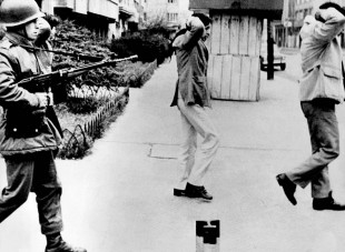 Suite au coup d’état militaire du général Pinochet, le 11 septembre 1973, l’armée fait des arrestations en masse. Octobre 1973 Santiago au Chili © Eyedea/Keystone France