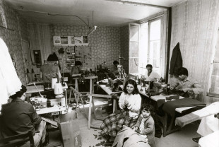 Atelier de confection de travailleurs kurdes. Le Sentier, Paris, 1982-1984 © Jean-Pierre Rey / Photothèque IHS-CGT