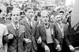 Front populaire. Délégation tunisienne dans le cortège du 14 juillet à Paris en 1936 © Roger Viollet