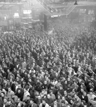 Grève et manifestation à l'intérieur de l'usine de Renault-Billancourt en Mai 1968. L’usine emploie alors près de 21 000 ouvriers, dont un tiers d’étrangers © Gerald Bloncourt/Musée national de l’histoire et des cultures de l’immigration