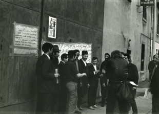Rassemblement d'ouvriers en grève devant l'usine Penarroya de Lyon, dans le quartier de Gerland, 1972 © Michel Leclercq
