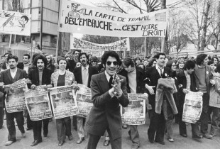 Manifestation contre les circulaires Marcellin-Fontanet, Paris, 1973 © Jacques Pavlovsky / Rapho/Musée national de l’histoire et des cultures de l’immigration