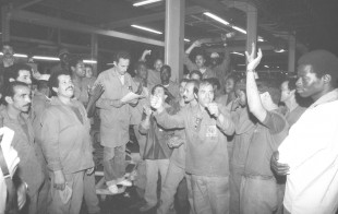 Grève contre les licenciements à l’usine Simca de Poissy, juillet 1983 © Gerald Bloncourt/Rue des Archives