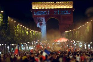 Les Champs-Elysées après la victoire de l’équipe française de football contre le Brésil au Mondial 1998 © Deville-Duclos/Gamma/Eyedea