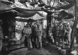 Soldats tchèques dans les tranchées françaises, Michelbach (Alsace) 1918. © Hulton-Deutsch Collection/Corbis