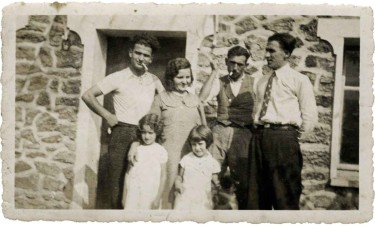 La famille Bassakyros avec deux amis
