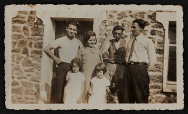 La famille Bassakyros avec deux amis