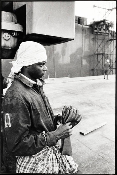 Marseille, membre d’une équipe de nettoyage du groupe CMR auprès d’un pétrolier, 27/04/1992 © Photo : Jacques Windenberger. Musée national de l’histoire et des cultures de l’immigration