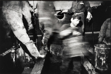 Marseille, équipe de nettoyage du groupe CMR dans les citernes d’un pétrolier, 27/04/1992 © Photo : Jacques Windenberger. Musée national de l’histoire et des cultures de l’immigration