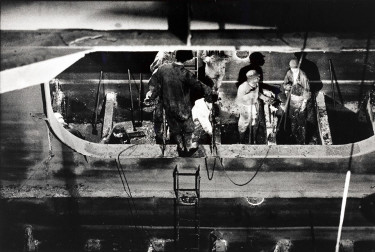 Marseille, bassin du port : équipe de nettoyage du groupe CMR dans les citernes d’un pétrolier, 27/04/1992 © Photo : Jacques Windenberger. Musée national de l’histoire et des cultures de l’immigration