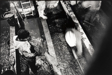 Marseille, sur le port, équipe de nettoyage du groupe CMR dans les citernes d’un pétrolier, 27/04/1992 © Photo : Jacques Windenberger. Musée national de l’histoire et des cultures de l’immigration