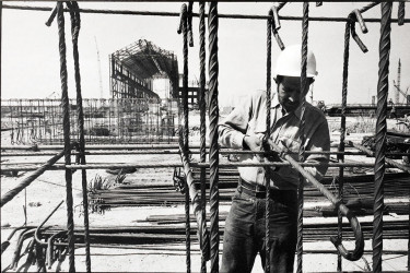 Fos‐sur‐Mer, sur le chantier de l’usine sidérurgique SOLMER, 09/05/1972 © Photo : Jacques Windenberger. Musée national de l’histoire et des cultures de l’immigration