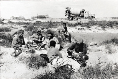 Fos-sur‐Mer : sur le chantier de la zone industrielle, pause déjeuner des travailleurs algériens de l’entreprise GTM, 06/04/1972 © Photo : Jacques Windenberger. Musée national de l’histoire et des cultures de l’immigration
