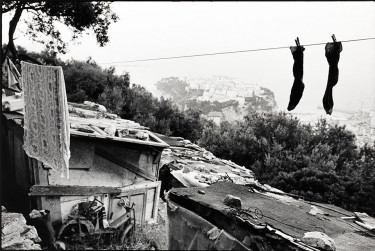 Cap d’Ail, au-dessus de Monaco, bidonville de travailleurs algériens, quartier des Revoires, 7/08/1984 © Photo : Jacques Windenberger. Musée national de l’histoire et des cultures de l’immigration