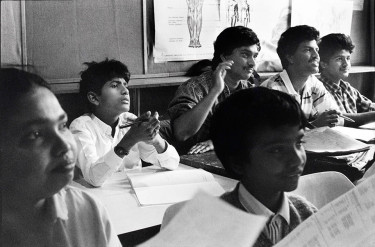 Sarcelles, cours de français à des Tamouls sri lankais à la MJC, 09/05/1992 © Photo : Jacques Windenberger. Musée national de l’histoire et des cultures de l’immigration