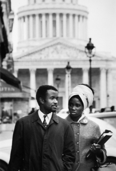Reportage pour le centre d’éducation civique des Africaines à Paris, Etudiant et sa femme devant le Panthéon, 1966, Janine Niépce © Musée national de l'histoire et des cultures de l'immigration