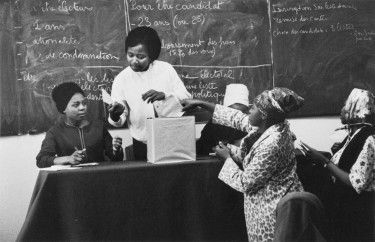 Reportage pour le centre d’éducation civique des Africaines à Paris, Le vote, 1965, Janine Niépce © Musée national de l'histoire et des cultures de l'immigration