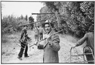 Environs de Nîmes, route de Saint-Gilles, travailleurs marocains et espagnols dans les vergers. 1981.