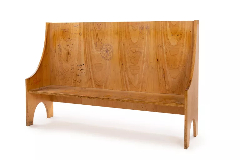 Banc en bois issu de la salle d'attente de étrangers du Tribunal de Grande instance de Bobigny