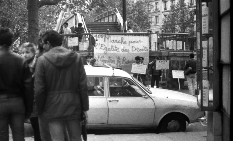 Rassemblement au canal Saint-Martin à Paris organisé par le Collectif Jeunes