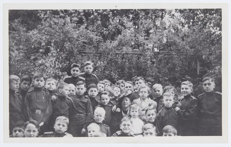 Portrait de groupe en extérieur d'une classe de l'école des cadets de Versailles (collège Nicolas II)