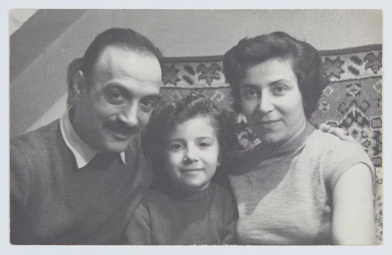 Portrait de Fahrettin, Neriman et Gaye Petek en 1957 
