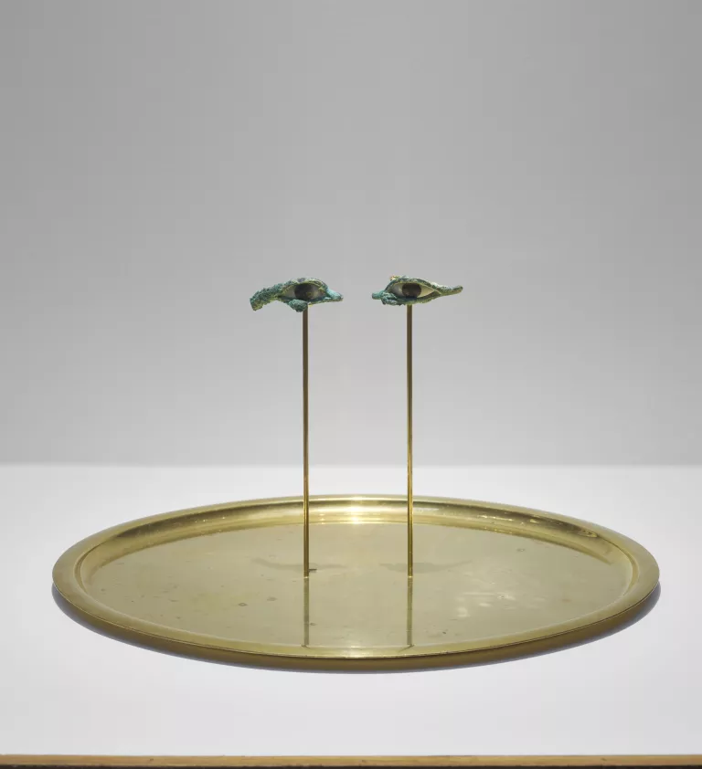 Paire d’yeux de sarcophage en bronze et albâtre, plateau en laiton, bronze patiné