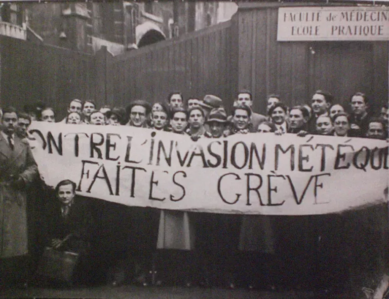 Contre l'invasion des métèques. Grèves des étudiants de médecine à Paris contre la concurrence étrangère, 1935, France Presse, Dazy © Musée national de l'histoire et des cultures de l'immigration, CNHI, Paris 