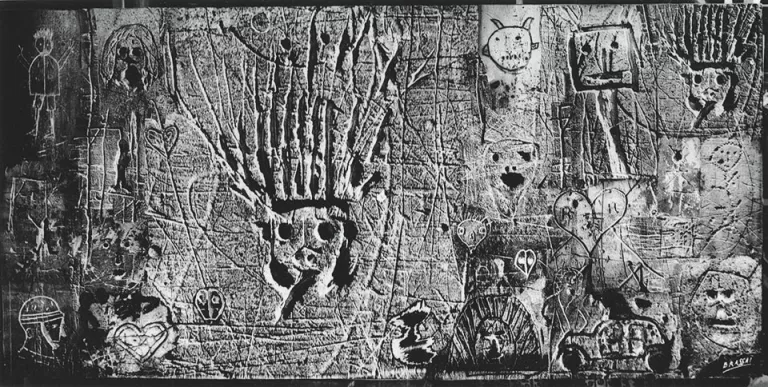 Brassaï, Graffiti n°II, 1970. Tirage argentique d’époque Courtesy Collection agnès b.