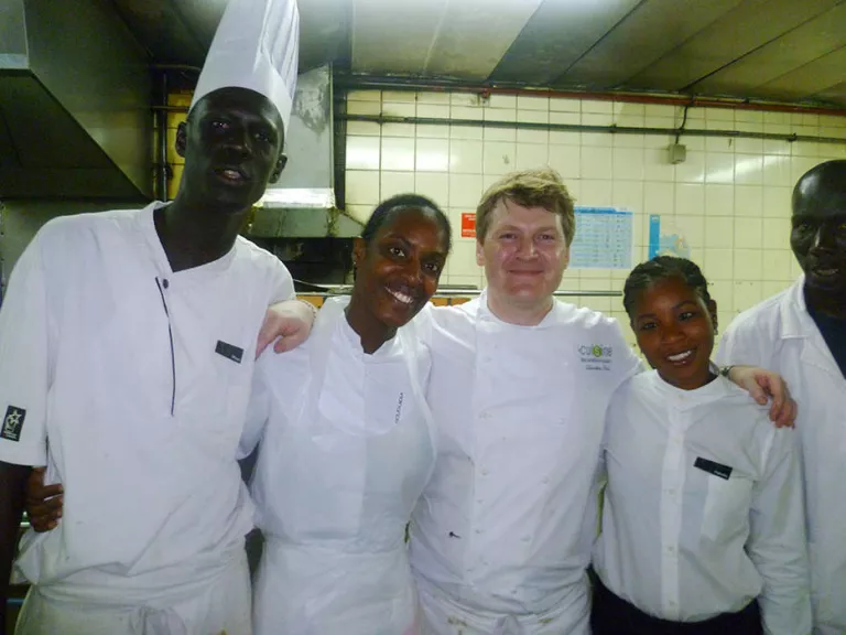 Rougui Dia (au centre) en cuisine chez Petrossian, boulevard de La Tour-Maubourg à Paris (années 2000)