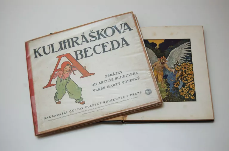 Livres de contes tchèques rapportés par Angèle © Musée national de l'histoire et des cultures de l'immigration