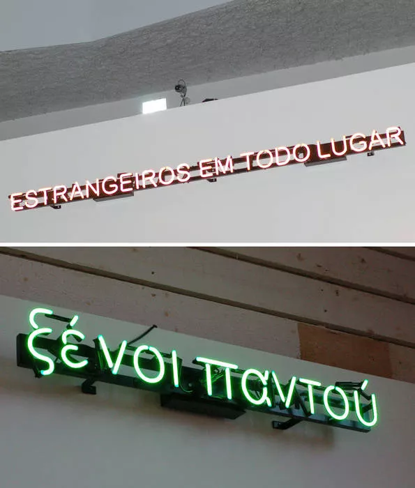 Foreigners Everywhere 2009, Néon (orange, inscription en portuguais), câbles, transformeur & cadre métallique 10x227x5cm. Musée national de l'histoire et des cultures de l'immigration.
