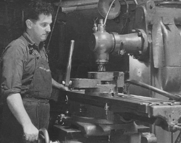 Emilio Reig et sa fraiseuse (années 1940)