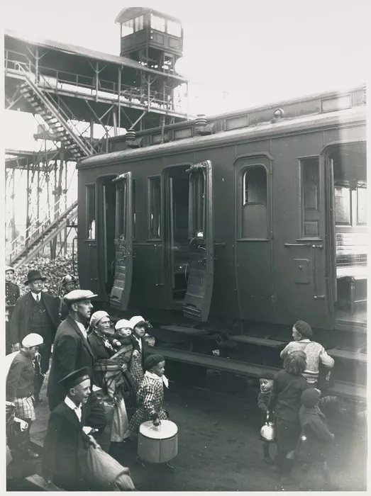 Expulsion de mineurs polonais travaillant dans les mines de l’Escarpelle suite à une grève en 1934 © Eyedea / Keystone