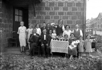 Photographie de Kasimir Zgorecki, Baptême dans une famille polonaise d'une cité minière du Nord-Pas-de-Calais, années 1920-1930