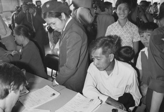 Accueil des réfugiés vietnamiens à l’aéroport Roissy-Charles-de-Gaulle, 1979