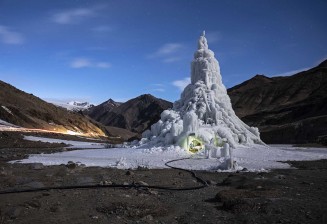 Stupa de glace, glacier artificiel construit pour stocker l’eau en hiver, puis la restituer progressivement au printemps afin d’irriguer les cultures (Gya, Inde)