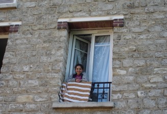 Irina à la fenêtre de son domicile, une ex-gendarmerie désaffectée à Saint-Maur-des-Fossés où vivent plusieurs familles Roms, mai 2005.