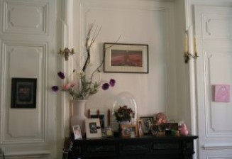 La chambre des parents, avec des photos partout : le couple au début des années 2000, lors d’un voyage aux Etats-Unis, un de leur fils tout bébé, avec Sirma à la maternité, avec sa grand-mère turque, Sirma avec une amie etc © Collection particulière Sirma Oran, Atelier du Bruit. 