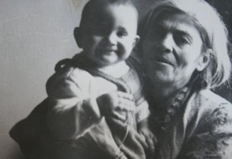 Sirma bébé dans les bras d’une de ses grands-mères, Turquie 1971 © Collection particulière Sirma Oran, Atelier du Bruit.