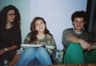 Sirma (au centre) avec des amis, lycéenne à Ankara, fin des années 80 © Collection particulière Sirma Oran, Atelier du Bruit.