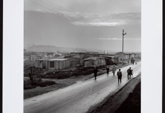 Jean Pottier, Bidonville de Nanterre (série), 1956, tirage gélatino-argentique sur papier. Collection du Musée national de l'histoire de l'immigration. 2006.234.1